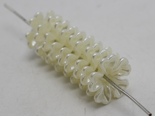 100 Ivory Acrylic Pearl Flower Beads Cap 16mm Center Hole Sewing Craft - Picture 10 of 11