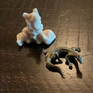 2 vintage little miniature pieces dog Ans lizard