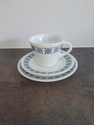 JAJ Pyrex 1960 Retro Chelsea Muster Tasse, Untertasse, Beilagenteller Vintage Teeservice sehr guter Zustand