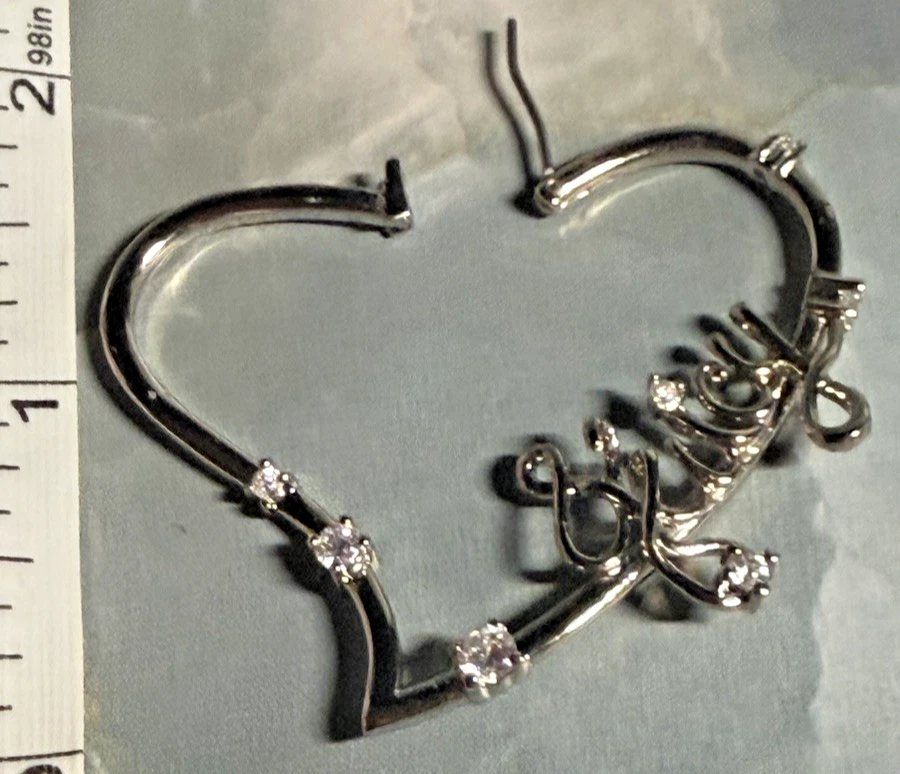 Brincos de argola de coração com strass assinatura prata Juicy Couture - Caixa JC - Imagem 3 de 4