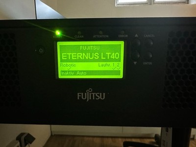 Fujitsu ETERNUS LT40 mit 2x HP Ultrium LTO-5 Bandlaufwerken