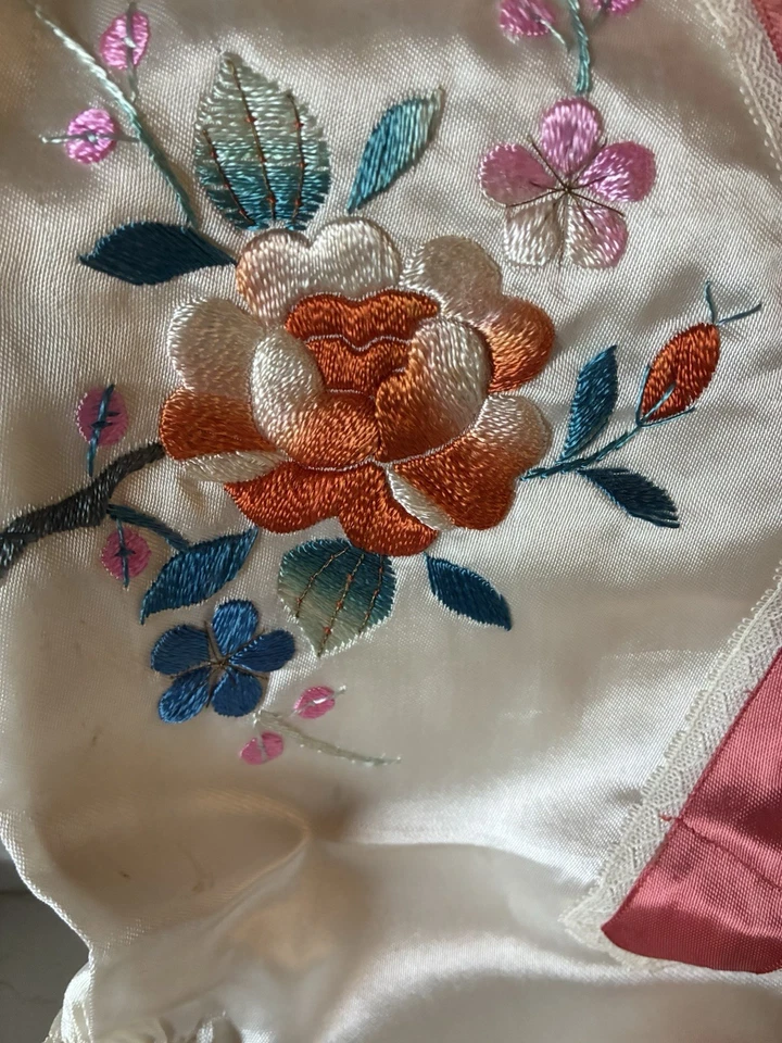 Roupa bordada de cetim chinesa vintage infantil – marfim e rosa rosa conjunto na caixa - Imagem 4 de 4