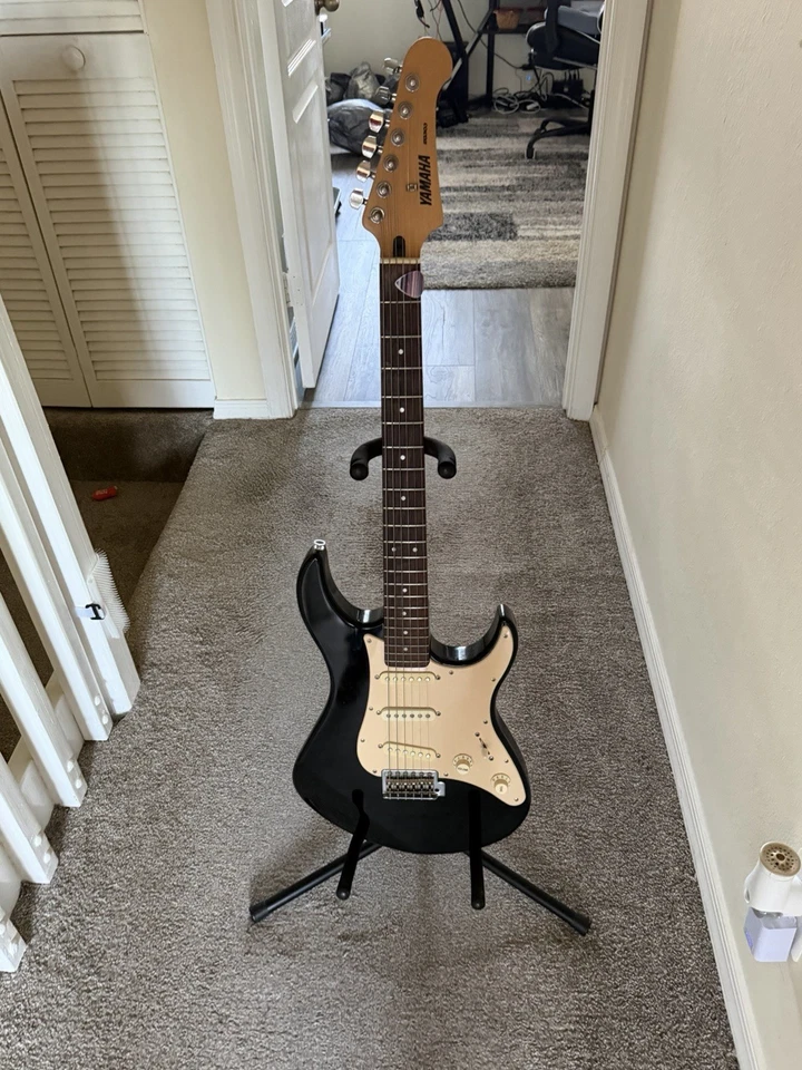 Guitarra eléctrica Yamaha EG303 negra con estuche Foto 2 de 4