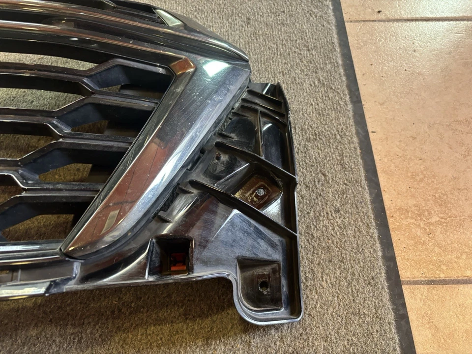 Chevrolet Traverse 2022 2023 parrilla delantera cámara opción negro y cromo OEM Foto 4 de 4