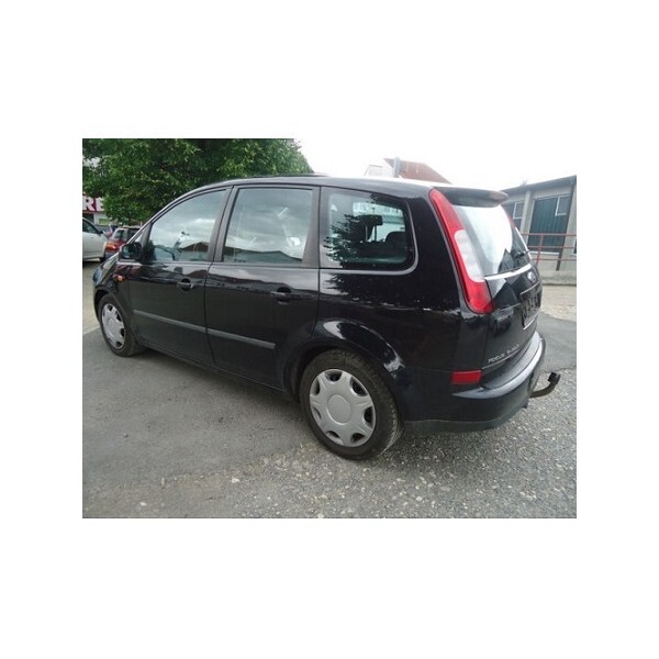 Attelage Ford Focus C-Max pour tracter une caravane en vacances en famille