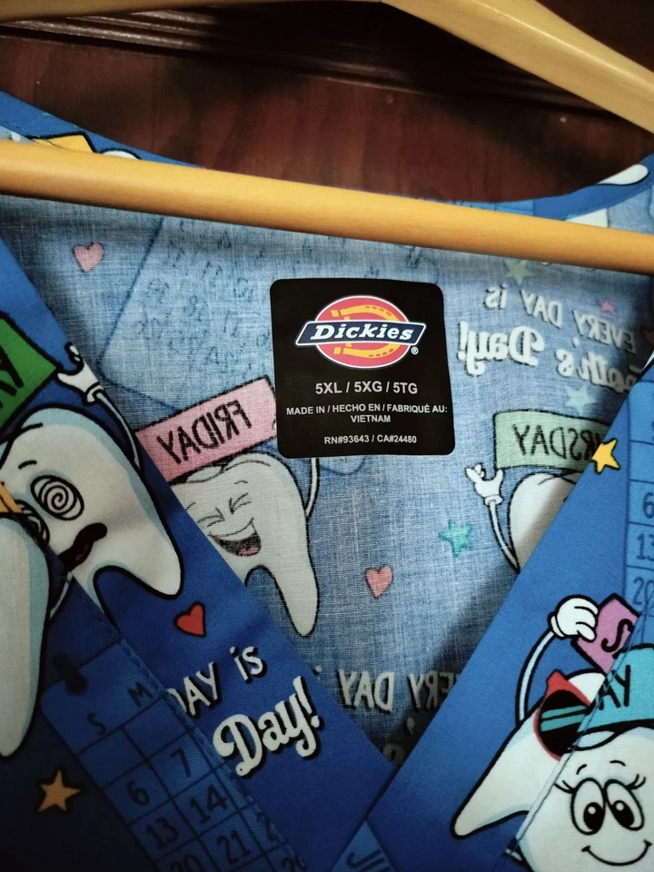 Scrub Top  5xl  Dental / Medical With Pockets NWT - Image 4 of 4