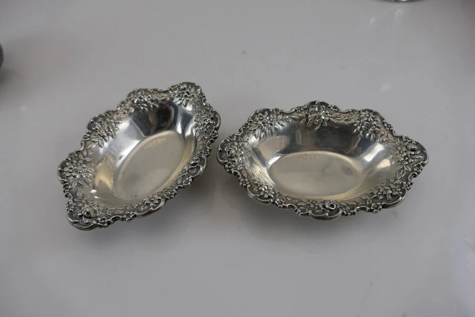 Par fino de platos de plata esterlina Kirk Repousse sin monos usado en excelente estado Foto 3 de 4