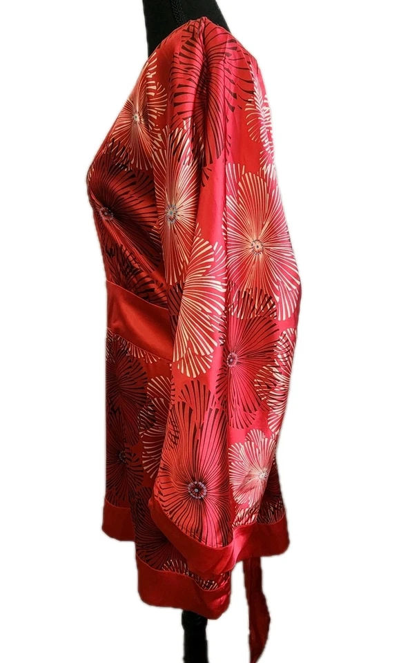 Camiseta túnica plus size vermelha babydoll 2X manga quimono floral cetim stretch - Imagem 4 de 4