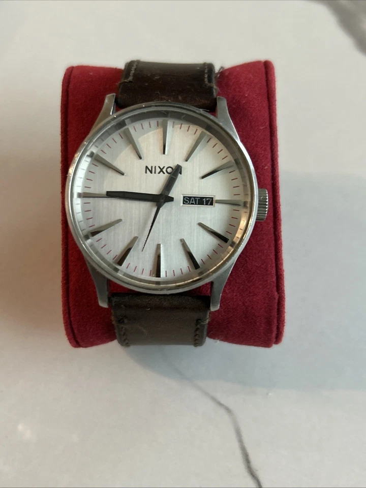 Reloj para hombre Nixon Sentry cuero plata/marrón esfera plateada” Foto 2 de 4