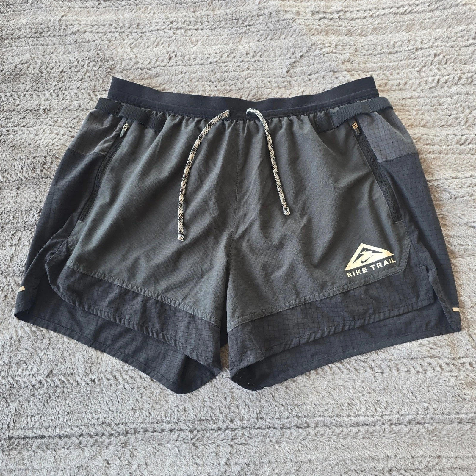 Nike Trail Running Shorts Mens Medium Grey Black Dri-FIT Zipper Pockets CZ9054
Opens in a new window
