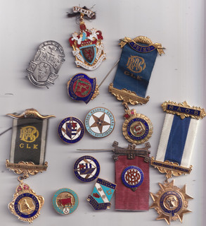 AUCTION START £1. OLD MASONIC AND BUFFALO BADGES METAL MEDALS [B]