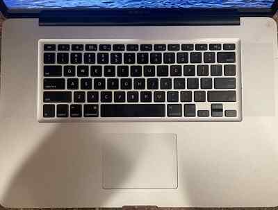 2011 MacBook Pro 17'' QUAD-Core i7 2.4GHz (3.5GHz TURBO) Dual SSD