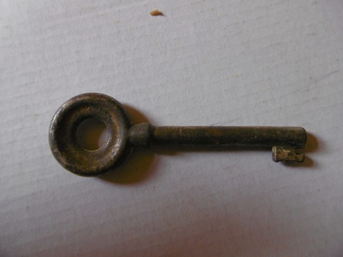 Clé Clef ancienne creuse / serrure meuble armoire tiroir. N°97
