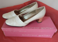 Vintage 1960's Andrew Geller Ivory Patent Leather Pumps Size 7N 2-inch Heels EUC