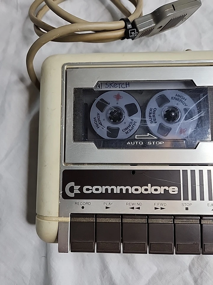 Unidade de fita cassete vintage Commodore C2N  - Imagem 2 de 4