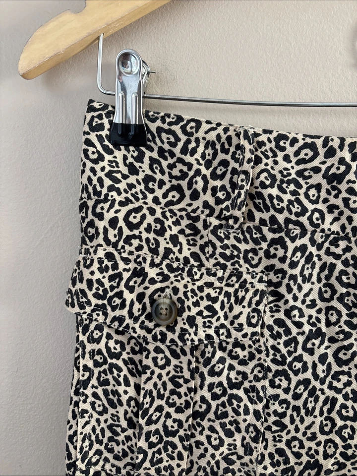 Calça American Eagle feminina estampa de leopardo perna larga tamanho M bege preta - Imagem 3 de 4