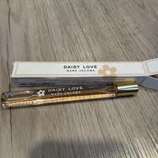 MARC JACOBS DAISY LOVE EAU SO SWEET EAU DE TOILETTE SPRAY 0.33 OZ BOXED