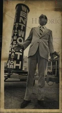 1974 Press Photo Political candidate Earl Wentworth in front of campaign sign