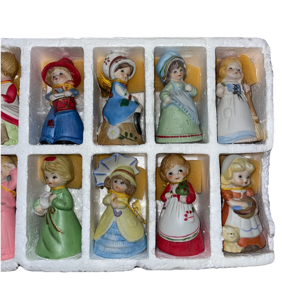 Vintage Merri-Bells, Juego de 12 Campanas de Estatuilla de Porcelana Jasco 1978 (4" de Alto} Foto 3 de 3