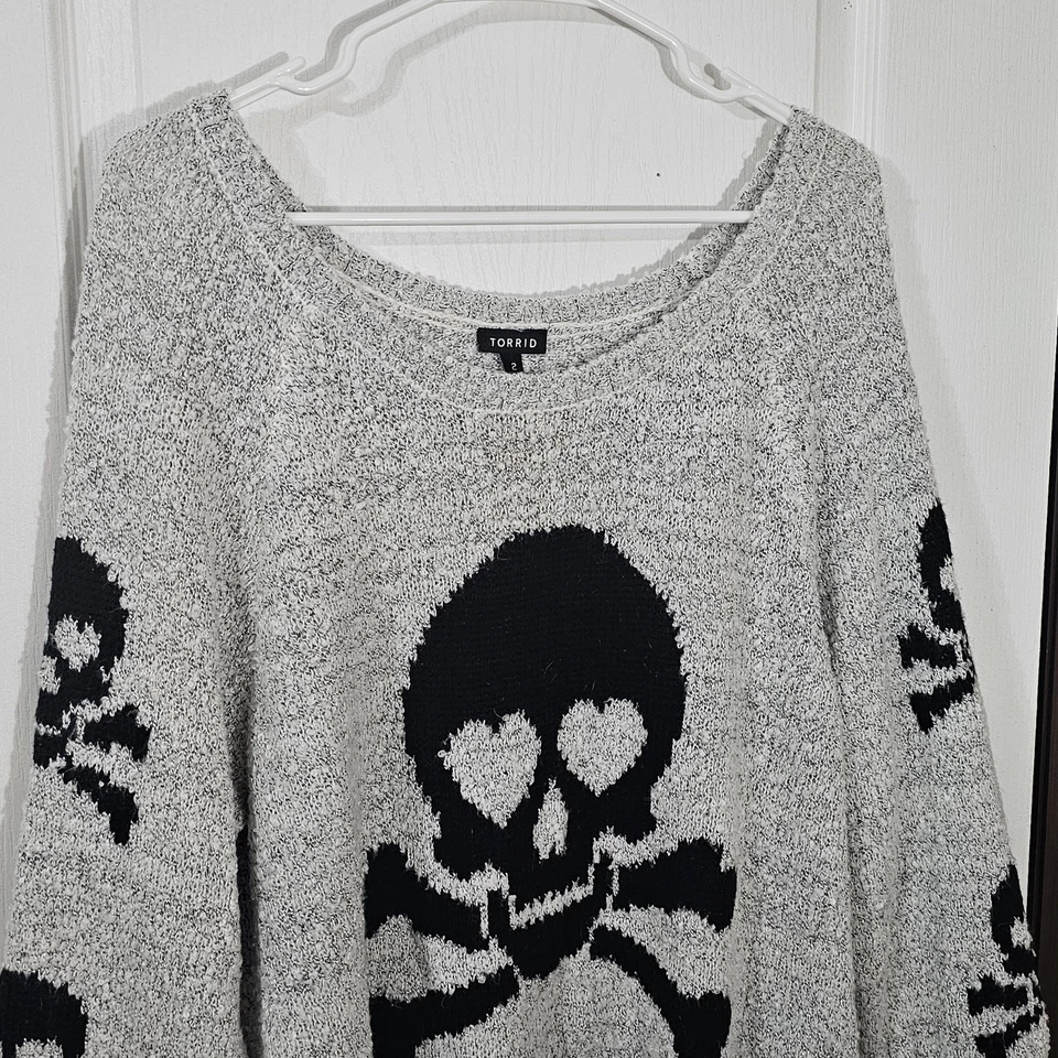 Suéter Torrid Edición Limitada Calavera Gráfico Mezcla Acrílica Talla 2 Foto 2 de 4