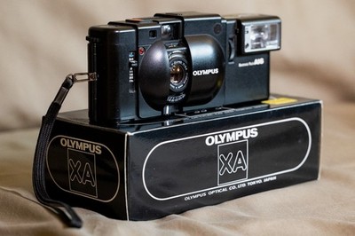 Olympus XA - analoge Point & Shoot Kamera mit Brennweite 35mm (f2.8) & A16 Blitz