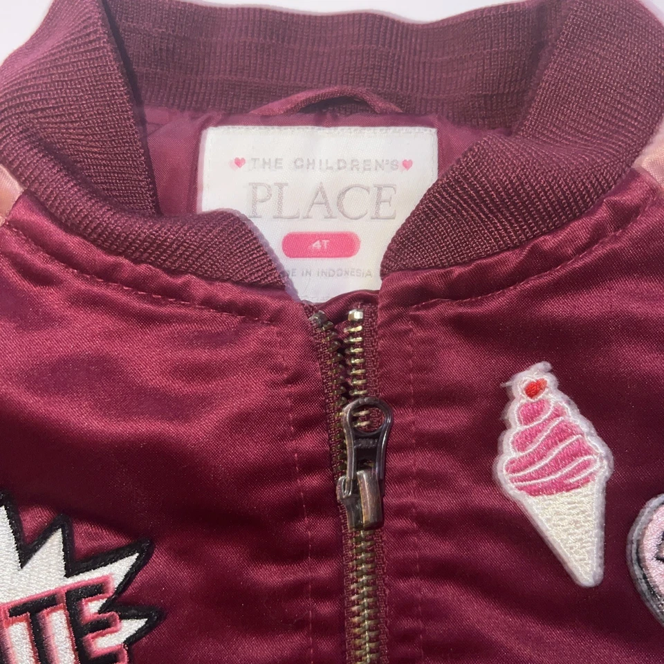 Chaqueta Universitaria The Children’s Place Girls 4T Satén Con Parches Rojo Y Rosa Foto 2 de 4
