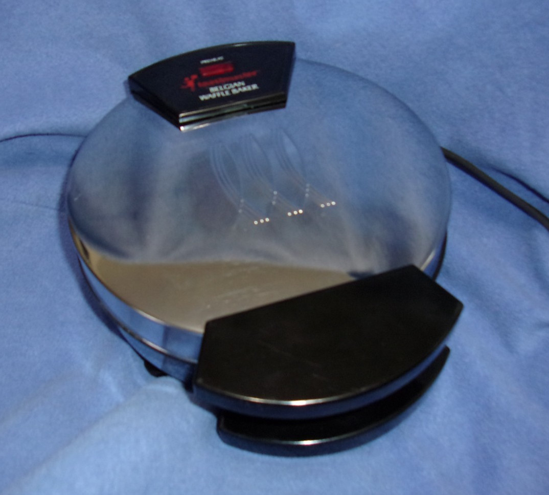 VINTAGE TOASTMASTER MODEL No. 200 CHROME BELGIAN WAFFLE MAKER BAKER