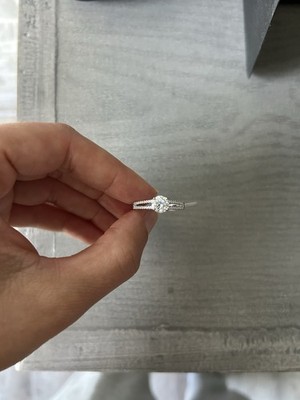 Runder VVS Moissanit Solitär Verlobungsring 1 Karat Doppelakzent Bandgröße 8