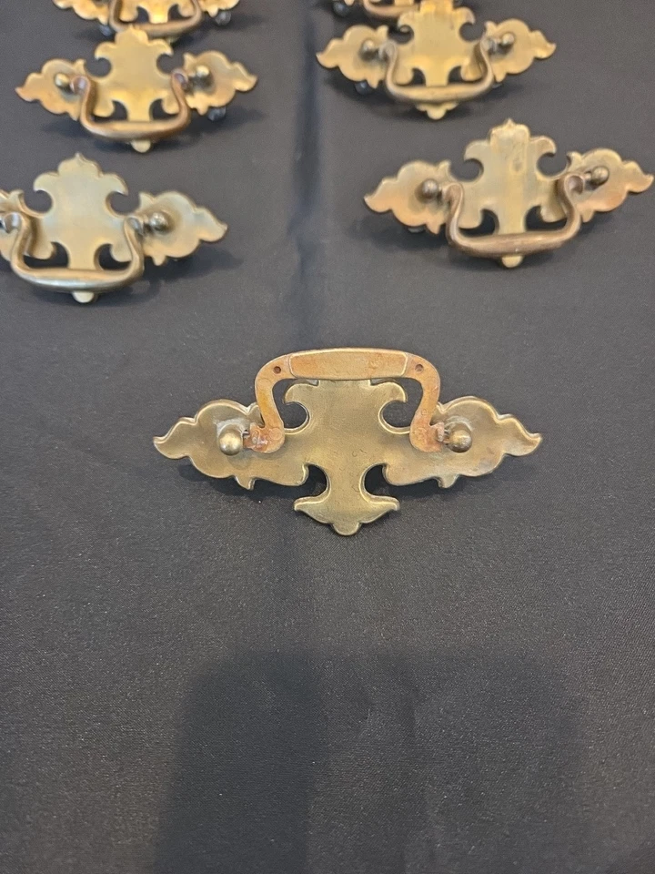 Lote de 7 tiradores de cajón de latón Chippendale Batwing con asas unidas y tornillos Foto 2 de 4