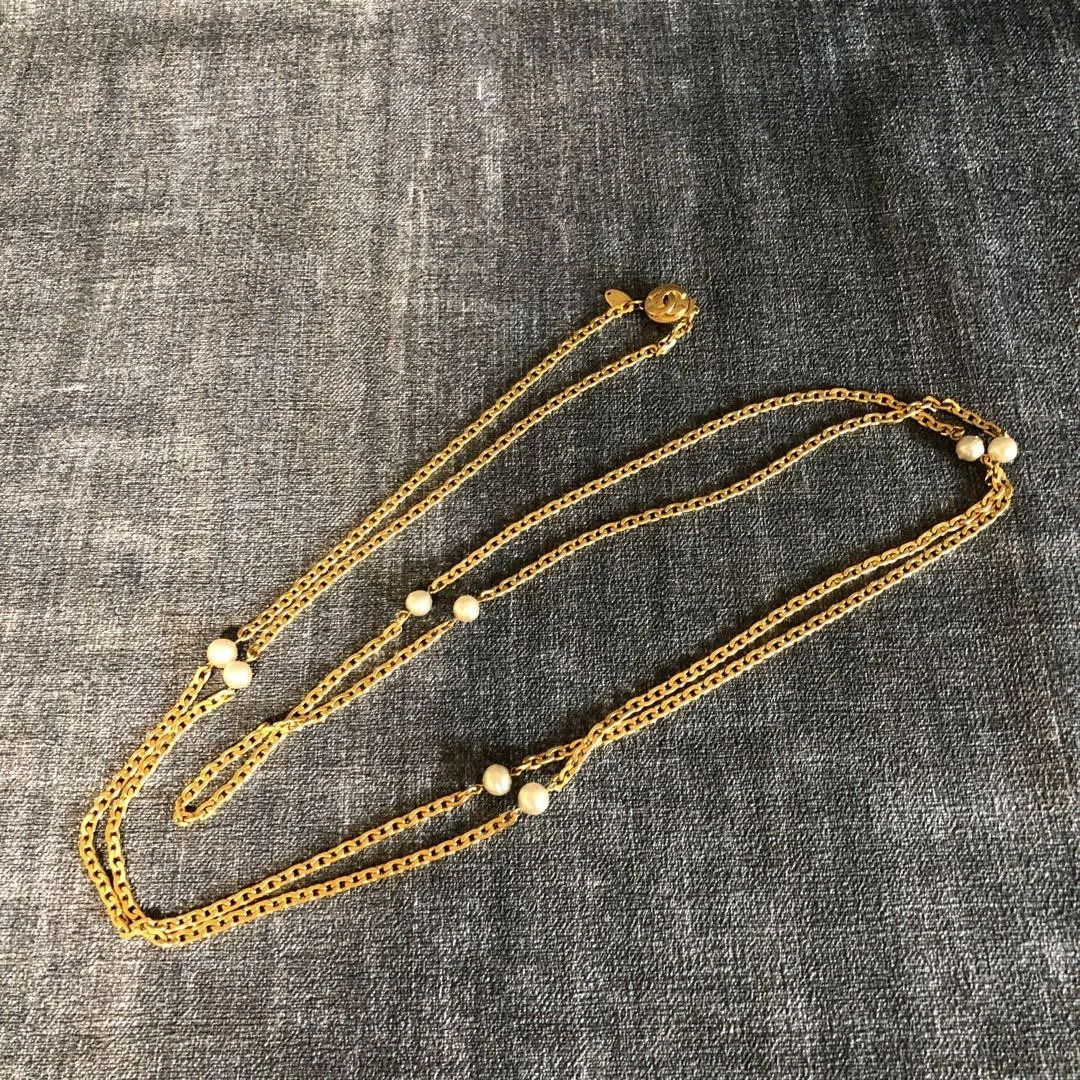 Collana lunga Chanel oro marchio cocco logo incisione accessori 174 cm perla