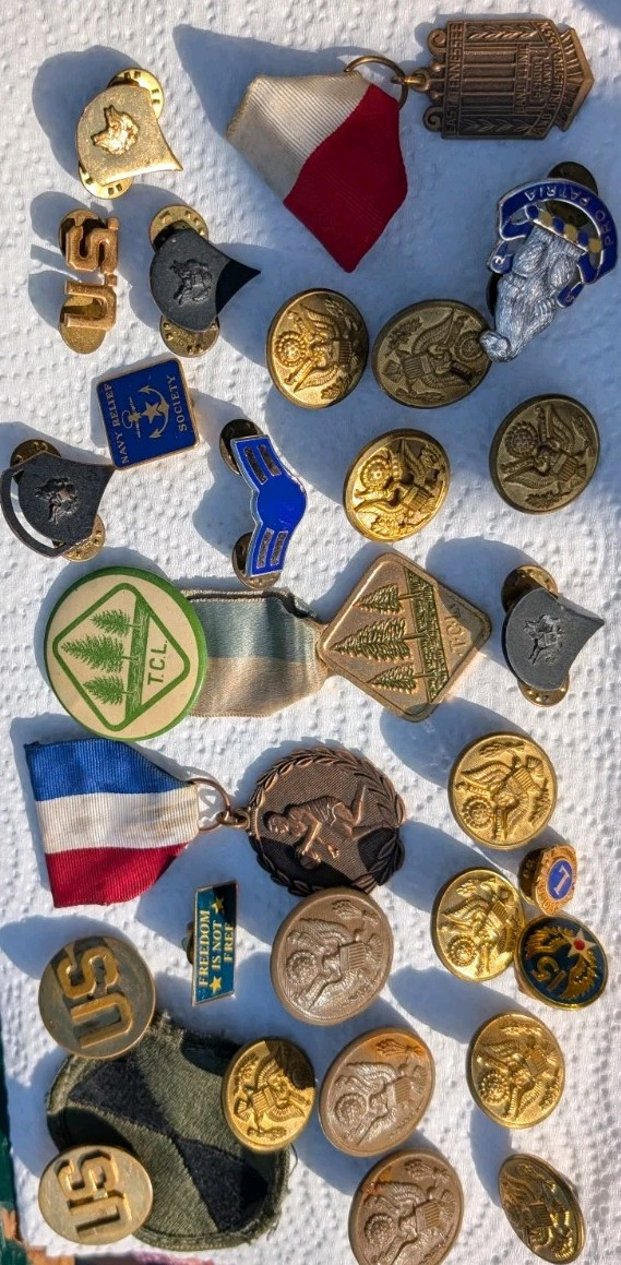 Vintage Military Pin Medals ( 1-Patch) 30+ Pc Lot Military, Clubs Asst Types
