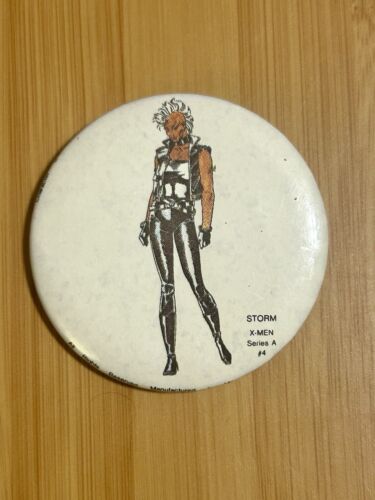 WOLVERINE SPILLA BOTTONE MARVEL FUMETTO MIGLIO ALTO ETÀ BRONZO 1984 Tempesta Colosso Notte - Foto 5 di 7
