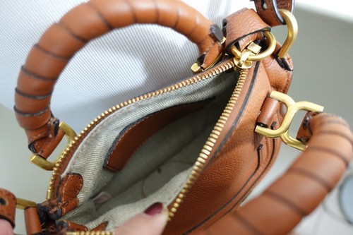 Mini Bolso de Hombro de Cuero de Doble Transporte Chloe Marcie Marrón $1,890 - Imagen 10 de 12