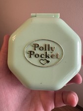 Bluebird Toys Polly Pocket School Compact Dol...