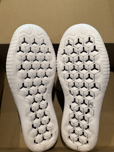 Men’s Size 11 Nike Free RN Flyknit 2018 Oreo Running Shoes 942838-101 - Picture 6 of 7