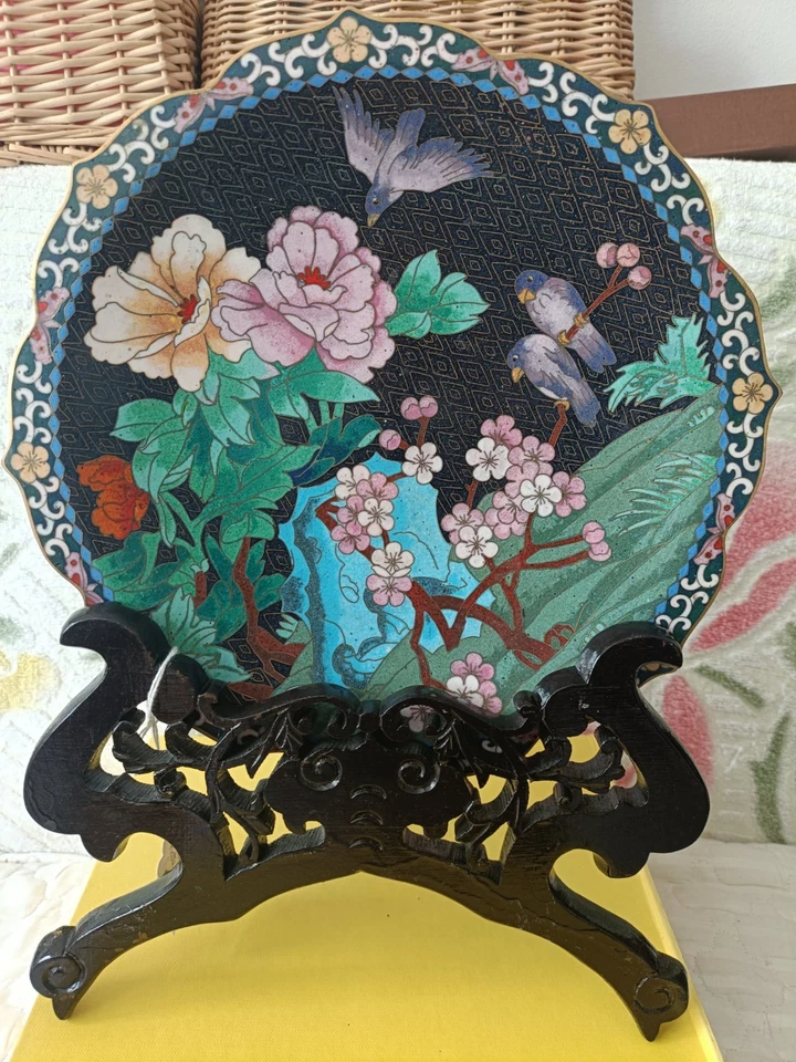 A large Japanese cloisonné charger decorated with birds on flower branches - Image 3 of 4
