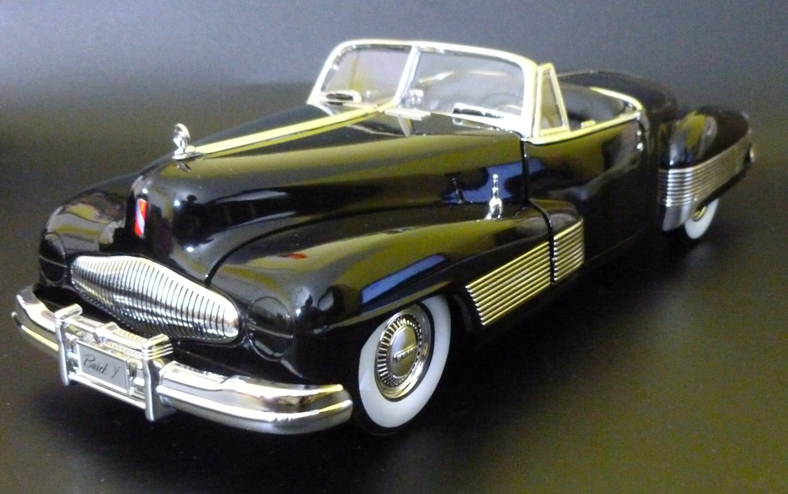ERTL Racing Champions ~ 1938 Buick Y-Job 1:18 Convertible ~ Diecast Car
