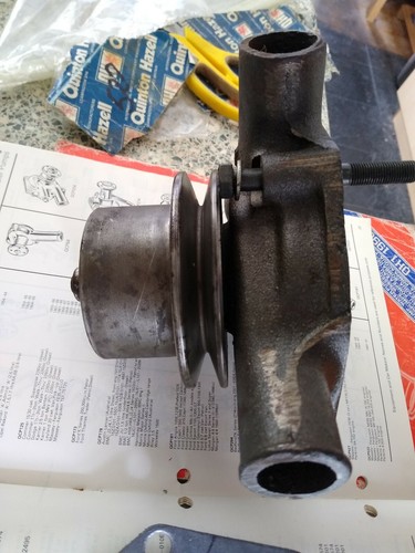BOMBA DE AGUA DE HIERRO FUNDIDO NUEVA - MASSEY FERGUSON MF65 MF165 / M& PERKINS 4.192 / 4.203 - Imagen 5 de 8