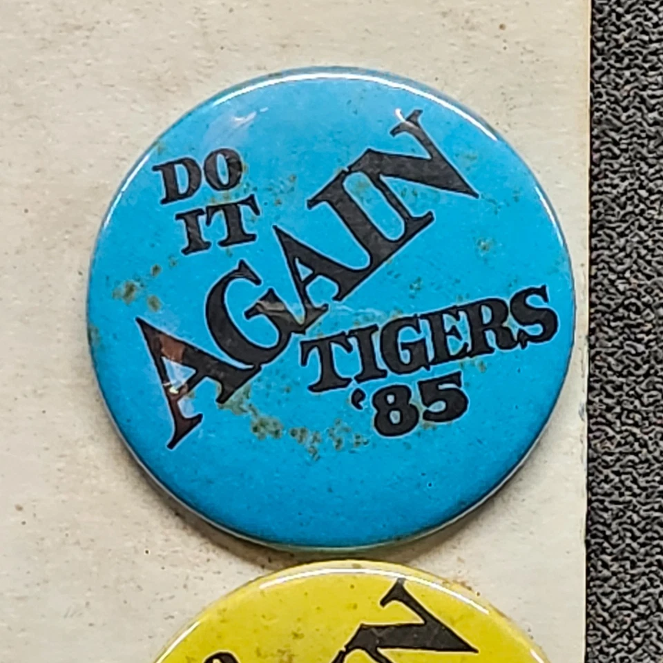 RARE! GENUINE! 1985 DETROIT TIGERS PINBACK BUTTONS ON THE ORIGINAL CARD 10 TOTAL - Image 4 of 4