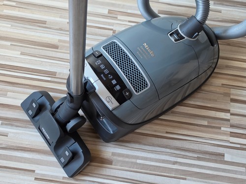 Miele Staubsauger C3 Limited Edition Eco Line mit Zubehör + Bodenbürste