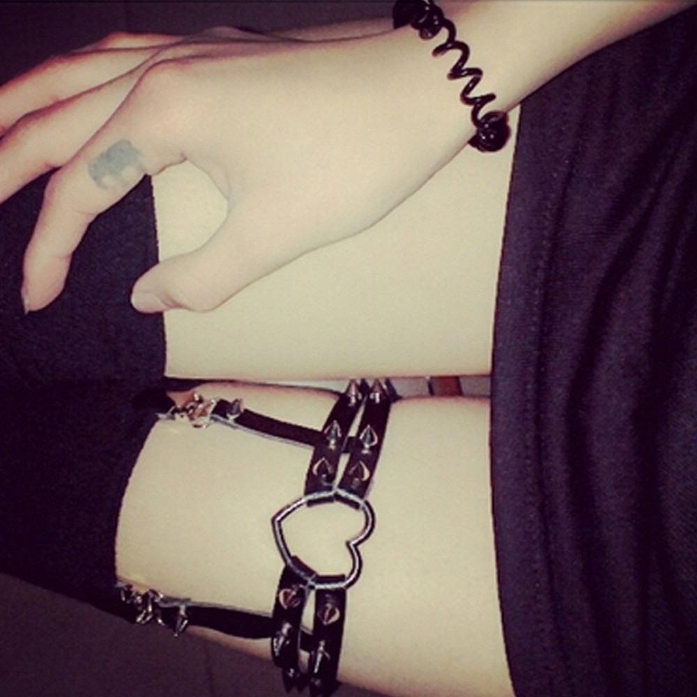 Rivetti regolabili in PU stile gotico punk forma cuore doppia fila gamba gamba