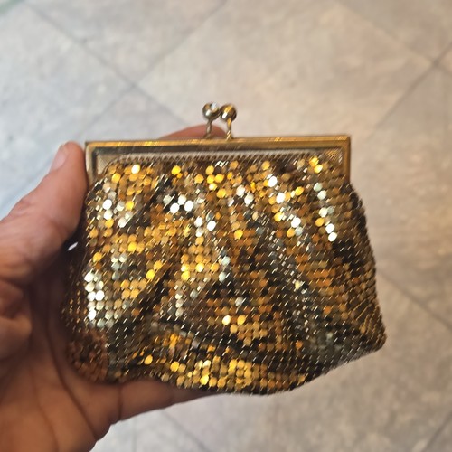 Vintage Women’s Gold Tone Mesh Coin Purse Kiss Lock Satin Lined USA Duramesh