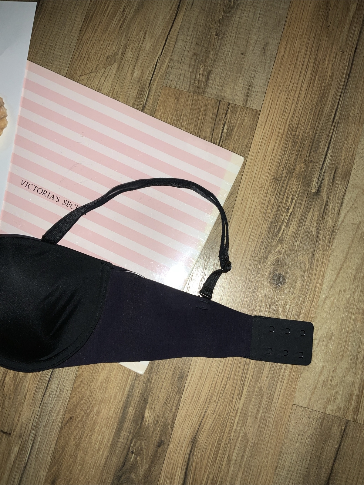 32C Victoria's Secret BLACK Multi way Bra (Straps Included) Metal “V” NEW