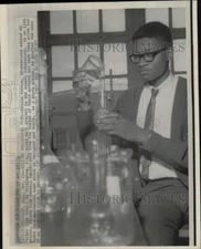 1967 Press Photo Bracie Watson works in Parker High School laboratory in AL