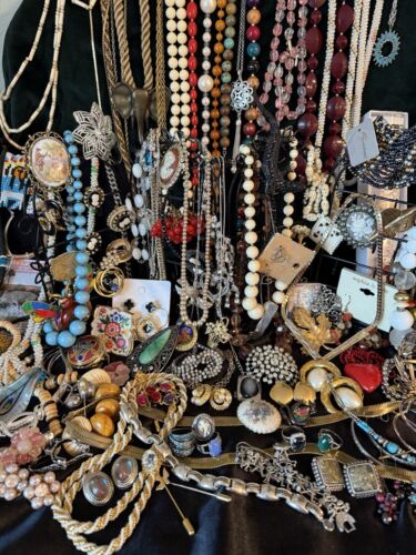 Bulk Schmuck Lot Nachlass Vintage bis Modern Mix 1 Pfund tragbar Wiederverkauf Geschenk Kostüm