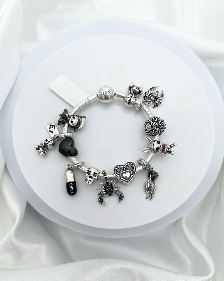 Pulsera de cadena de serpiente de plata Linx con dijes de temática gótica negra Foto 4 de 4