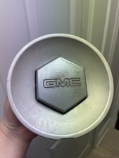 2004-2007 GMC ENVOY WHEEL CENTER CAP CENTER 9595112 OEM Silver Gray