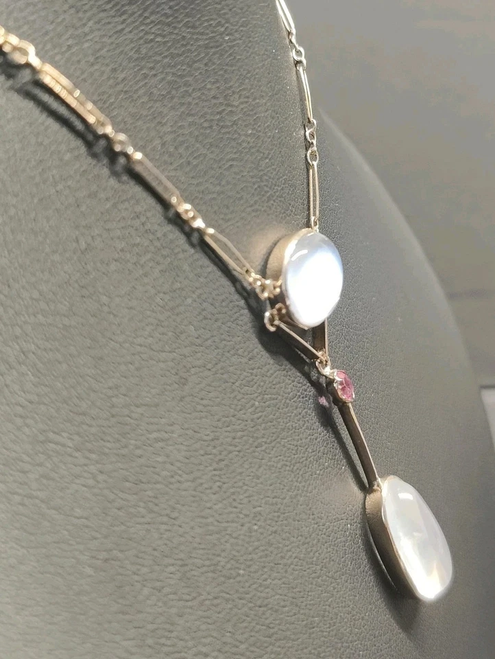 Hermoso colgante de piedra lunar y zafiro rosa en oro rosa Foto 3 de 4