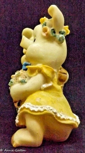 Wedding Pigs Figurine on Their Wedding Day Hugging 4" Tall - Picture 7 of 9