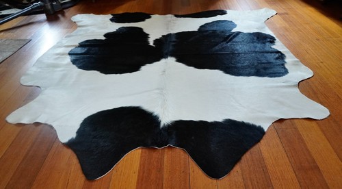 A Bold Design - A Wonderful Classic Black & White Holstein Friesian Cowhide Rug - Foto 11 di 12
